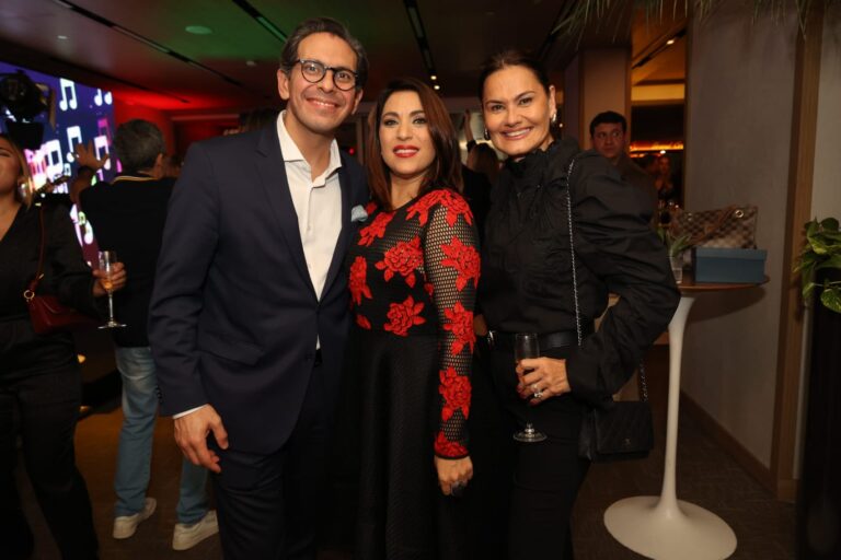 Jehane Saade vestindo vestido degodê de rosas vermelhas no evento da Revista Manchete no Fairmont Rio.