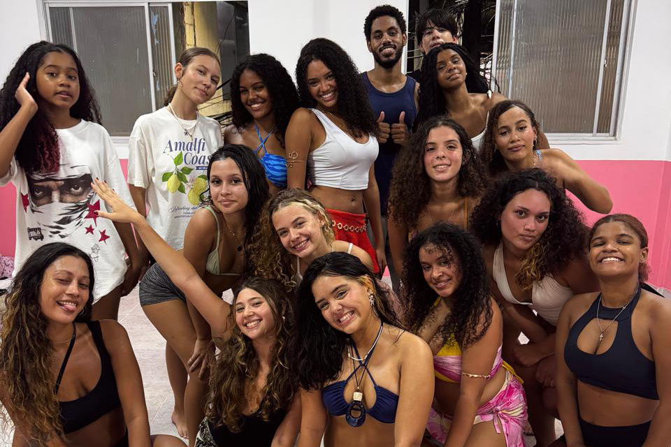 Aulas de dança gratuitas na Rocinha fortalecem autoestima, expressão e novas oportunidades para jovens com o projeto de Sarah Moraes.