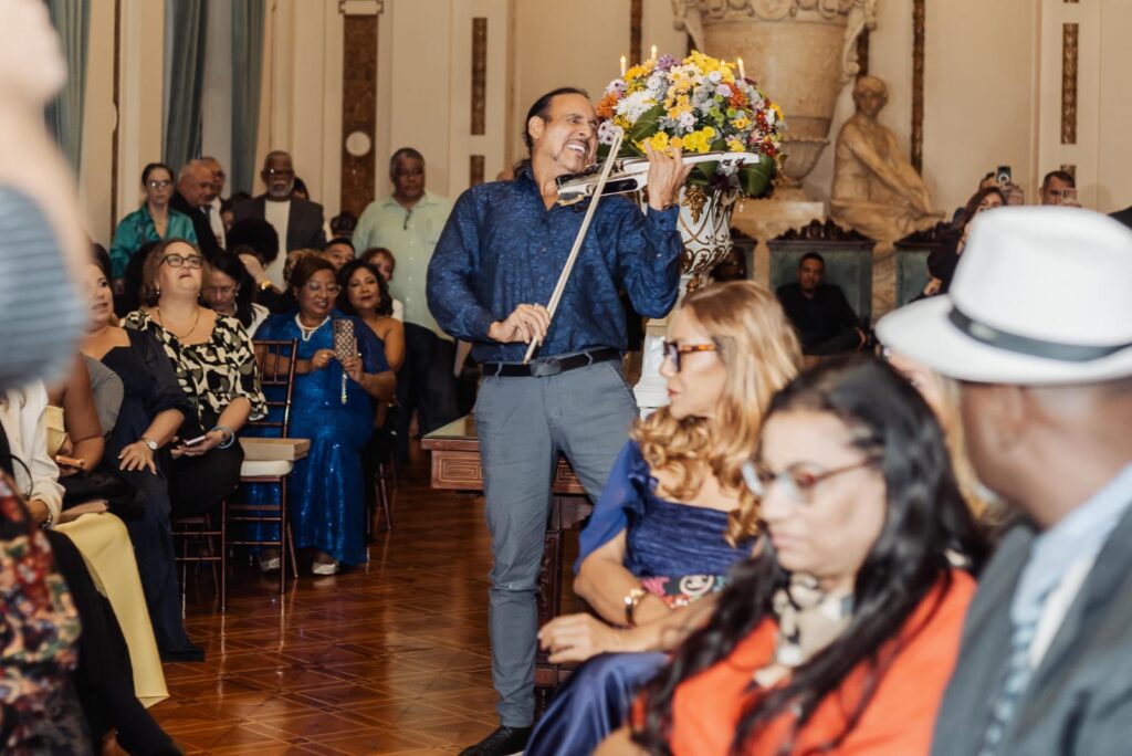Allyrio Mello ao violino na celebração de dois anos da Tok de Empreendedorismo no Palácio Tiradentes