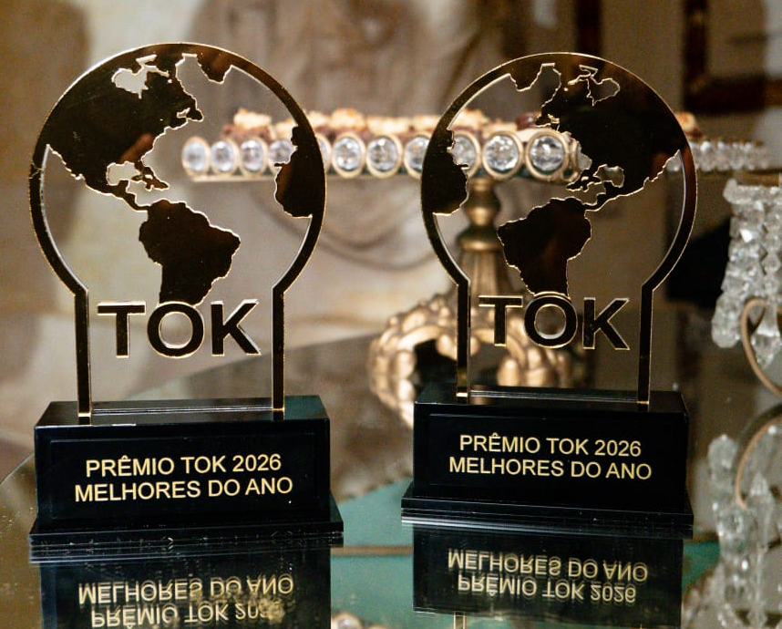 Troféus do Prêmio Tok 2026 Melhores do Ano apresentados durante a celebração de dois anos da Tok de Empreendedorismo