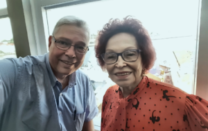 Clovis Salomon com a mãe em uma história sobre o impacto do cuidado familiar na carreira