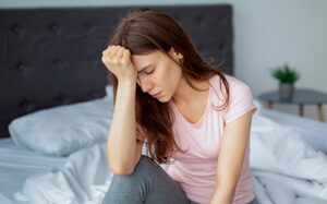 Pessoa cansada no trabalho representando cansaço e desequilíbrio hormonal