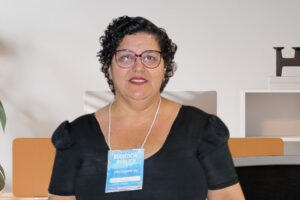 Léia Rauédys, artesã de Jiquiriçá, criando peças em biscuit com riqueza de detalhes