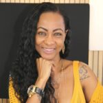 Adriana Santtos transforma comunicação em inclusão social