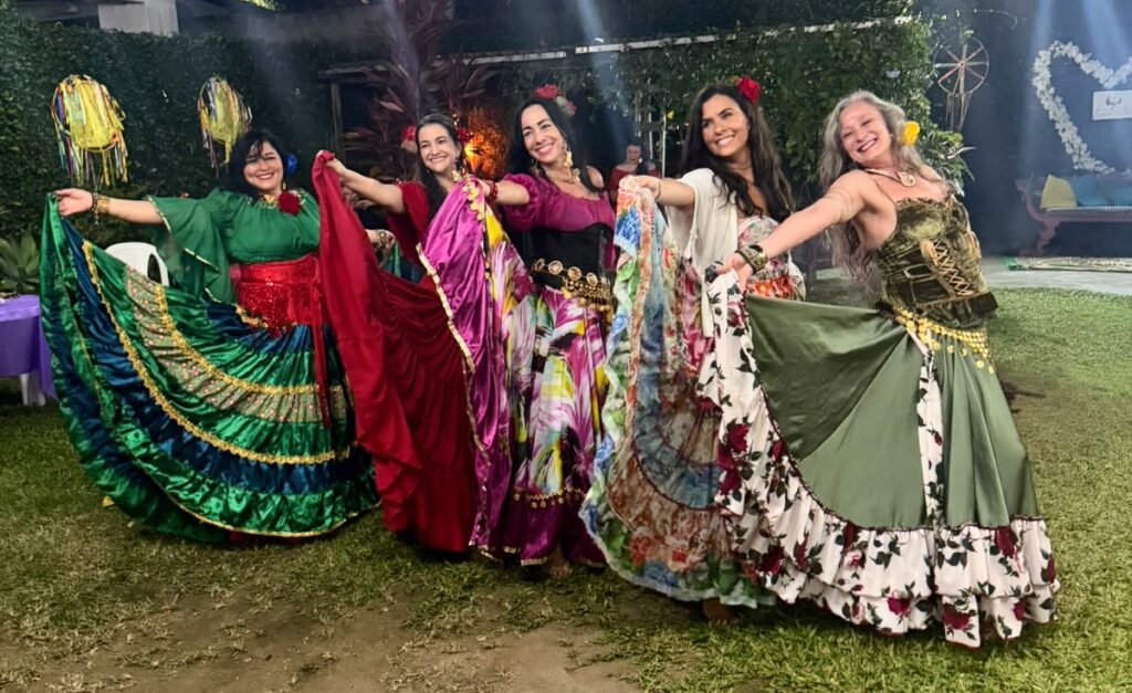 Registro da celebração cultural realizada no Espaço Serluz, em Salvador, com apresentações artísticas e convidados.