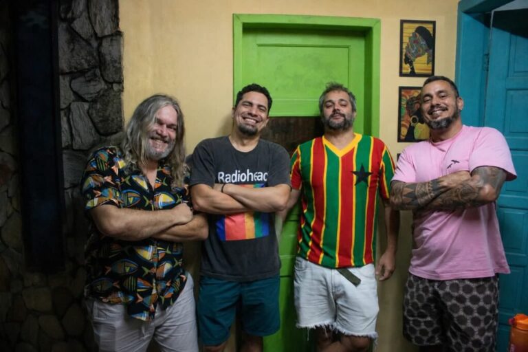 Banda Cura, grupo de música autoral baiana, em imagem de divulgação do show Escute na Varanda do SESI.