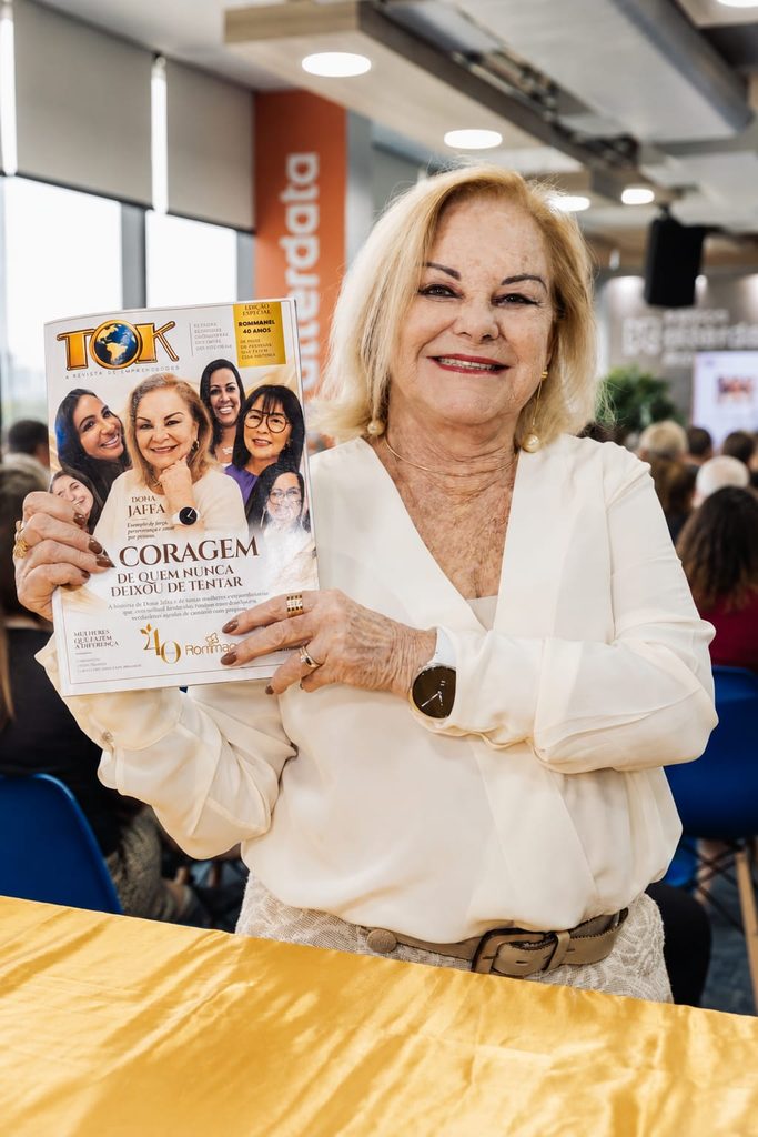 Dona Jaffa segurando sua capa da Revista TOK de Empreendedorismo no Protagonistas TOK