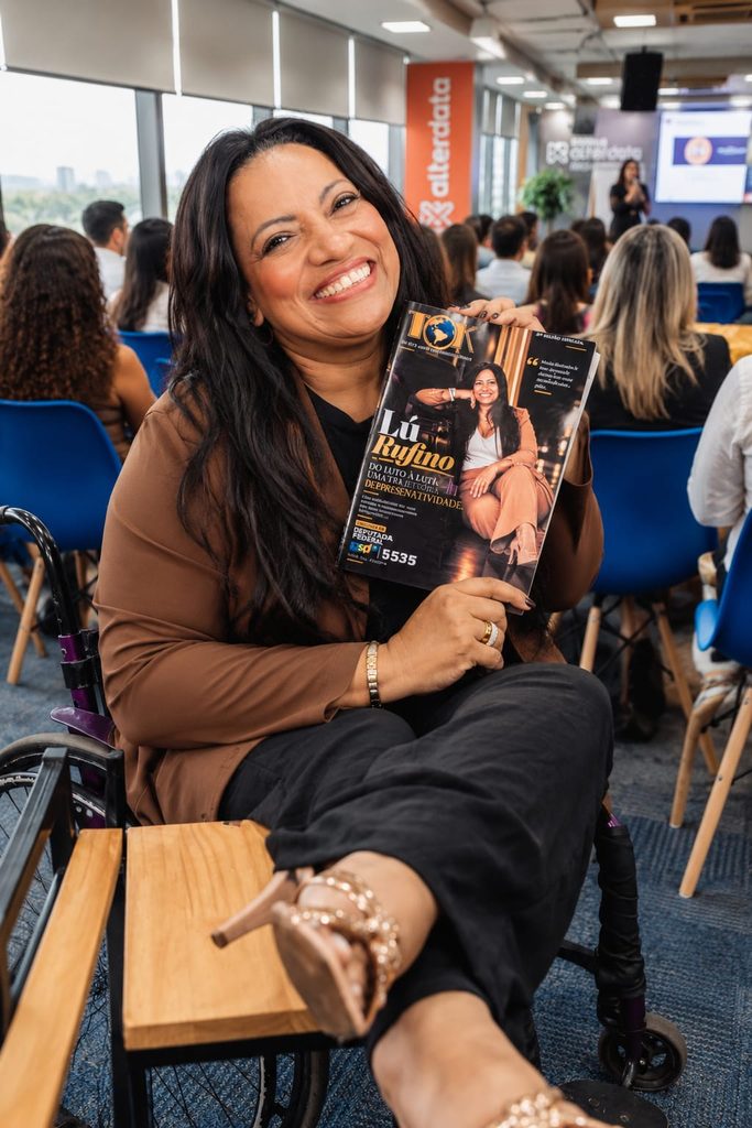 Lu Rufino segurando revista no Protagonistas TOK