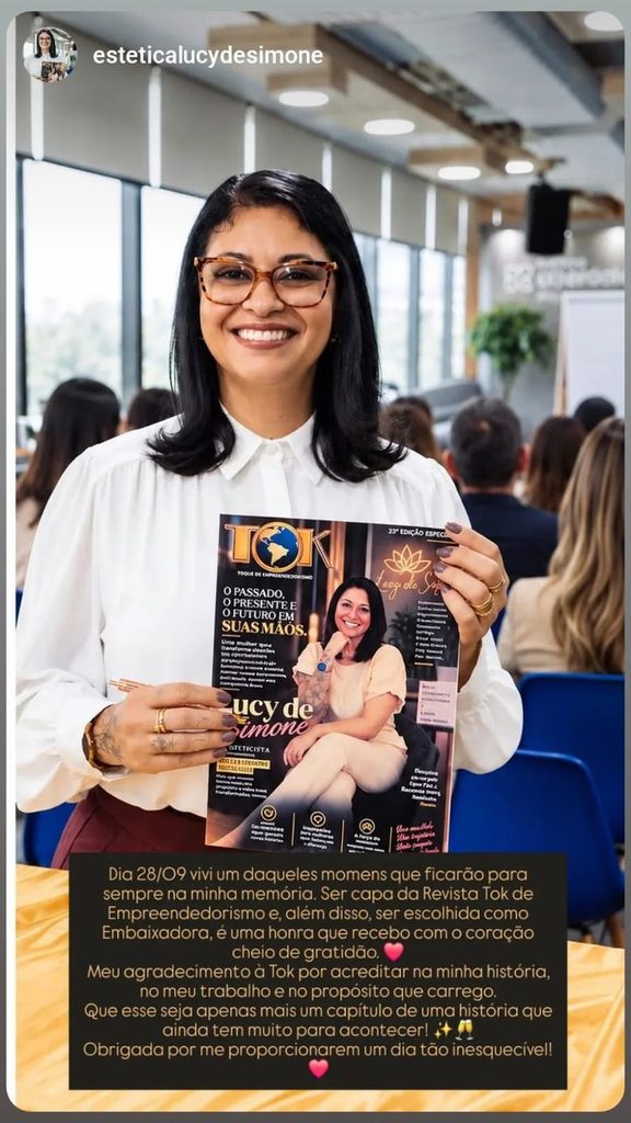 Lucy de Simone segurando sua capa da Revista TOK no Protagonistas TOK
