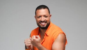 Pedro Felippo, cantor de axé music, em imagem de divulgação do primeiro audiovisual em Salvador.
