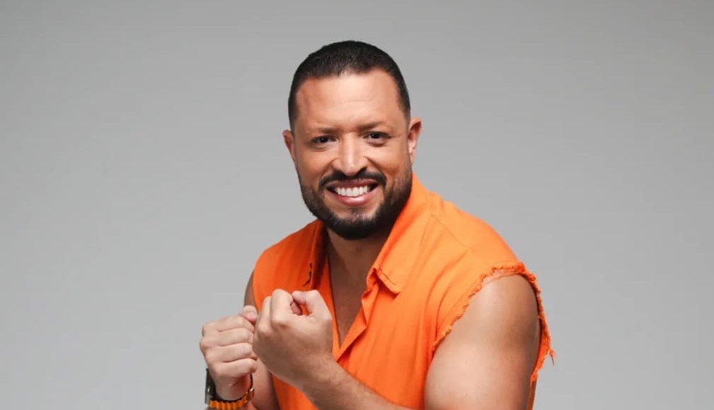 Pedro Felippo, cantor de axé music, em imagem de divulgação do primeiro audiovisual em Salvador.