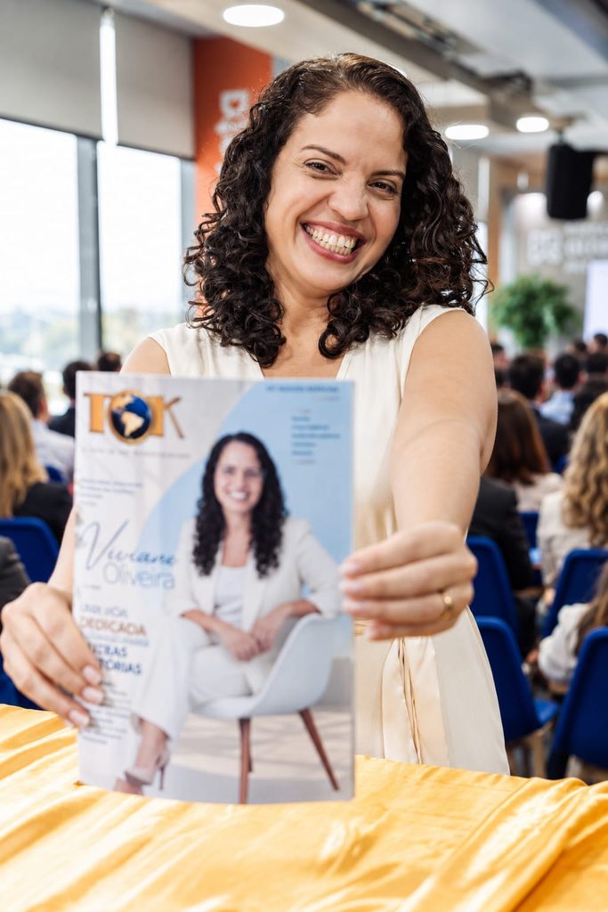 Viviane Oliveira segurando sua capa da Revista TOK durante o Protagonistas TOK